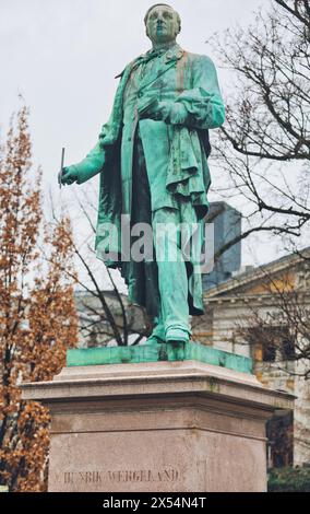 Statue sculptée en bronze du poète et archiviste norvégien Henrik Wergeland par Brynjulf Bergslien, Oslo, Norvège Banque D'Images