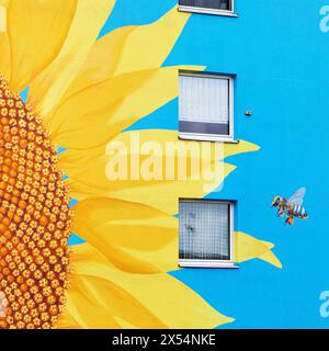 Maison de tournesol, tournesol et abeille peintes sur la façade d'un immeuble de grande hauteur, Allemagne, Rhénanie du Nord-Westphalie, Bergisches Land, Wuppertal Banque D'Images