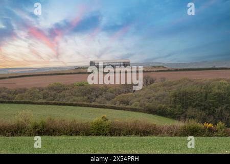 grange agricole au sommet d'une colline Banque D'Images