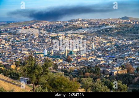 La médina tentaculaire de Fès sous un ciel nuageux, vue depuis les collines du nord. Banque D'Images