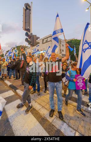 Haïfa, Israël - 04 mai 2024 : des gens avec divers panneaux et drapeaux protestent contre le gouvernement, appelant à de nouvelles élections. Haïfa, Israël Banque D'Images