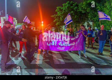 Haïfa, Israël - 4 mai 2024 : la police affronte les manifestants lors d'un rassemblement de protestation contre le gouvernement. Haïfa, Israël Banque D'Images