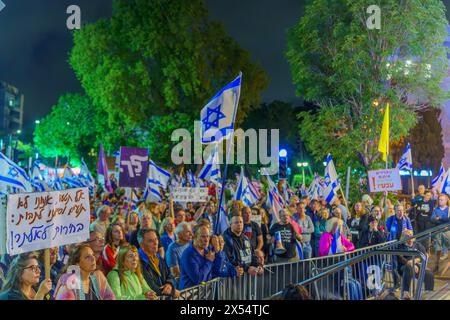 Haïfa, Israël - 04 mai 2024 : une foule de personnes avec divers panneaux et drapeaux protestent contre le gouvernement, appelant à de nouvelles élections. Haïfa, Israël Banque D'Images