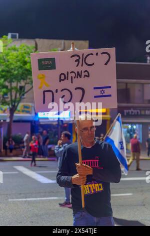 Haïfa, Israël - 04 mai 2024 : des gens avec divers panneaux et drapeaux protestent contre le gouvernement, appelant à de nouvelles élections. Haïfa, Israël Banque D'Images