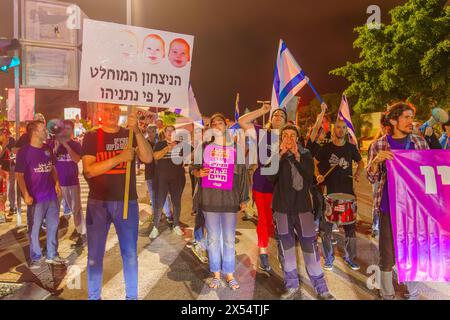 Haïfa, Israël - 4 mai 2024 : la police affronte les manifestants lors d'un rassemblement de protestation contre le gouvernement. Haïfa, Israël Banque D'Images