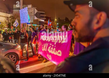 Haïfa, Israël - 4 mai 2024 : la police affronte les manifestants lors d'un rassemblement de protestation contre le gouvernement. Haïfa, Israël Banque D'Images