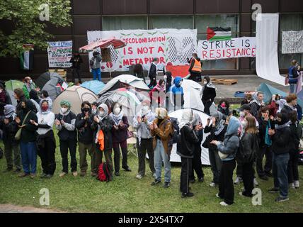 Berlin, Allemagne. 07 mai 2024. Les participants se tiennent debout lors d'une manifestation pro-palestinienne du groupe 'Student Coalition Berlin' dans la cour du théâtre de Freie Universität Berlin. Des militants pro-palestiniens ont occupé mardi une cour de l'Université libre de Berlin. Crédit : Sebastian Christoph Gollnow/dpa/Alamy Live News Banque D'Images