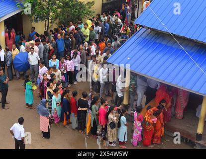 Guwahati, Inde. 7 mai 2024. Les gens font la queue pour voter dans un bureau de vote pendant la troisième phase des élections générales en Inde, à Guwahati, Assam, Inde, le 7 mai, 2024. crédit : Str/Xinhua/Alamy Live News Banque D'Images