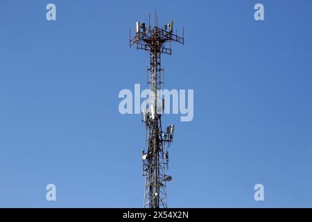 structure de tour métallique avec antennes et équipement de transmission, de réception et de téléphonie mobile Banque D'Images