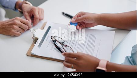 Spécialiste, prescription et résultats pour la vision, soins oculaires et soins de santé pour la vue. Optométriste, consultation et examen ou évaluation pour lunettes Banque D'Images