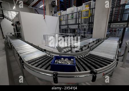 07 mai 2024, Mecklembourg-Poméranie occidentale, Neubrandenburg : les boîtes sont transportées et chargées de manière entièrement automatique dans le nouveau centre logistique de Webasto à deux étages. L'entrepôt entièrement automatisé d'une capacité de 30 000 petites pièces a été construit en deux ans. Webasto est l'un des 100 plus grands fournisseurs de l'industrie automobile dans le monde. En 2023, Webasto a produit plus de 1,5 millions de chauffages à Neubrandenburg : des chauffages classiques et, de plus en plus, des chauffages à haute tension pour véhicules hybrides et électriques. Photo : Bernd Wüstneck/dpa Banque D'Images