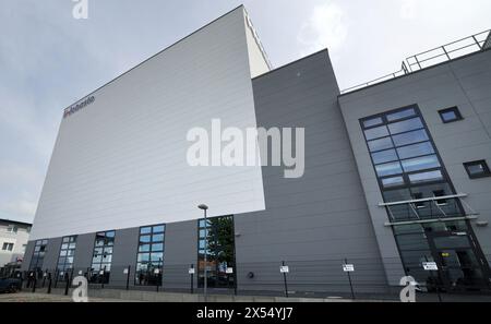 07 mai 2024, Mecklembourg-Poméranie occidentale, Neubrandenburg : le bâtiment de 27 mètres de haut du nouveau centre logistique de Webasto à deux étages. L'entrepôt entièrement automatisé d'une capacité de 30 000 petites pièces a été construit en deux ans. Webasto est l'un des 100 plus grands fournisseurs de l'industrie automobile dans le monde. En 2023, Webasto a produit plus de 1,5 millions de chauffages à Neubrandenburg : des chauffages classiques et, de plus en plus, des chauffages à haute tension pour véhicules hybrides et électriques. Photo : Bernd Wüstneck/dpa Banque D'Images