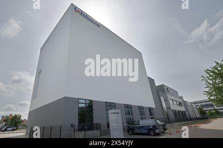 07 mai 2024, Mecklembourg-Poméranie occidentale, Neubrandenburg : le bâtiment de 27 mètres de haut du nouveau centre logistique de Webasto à deux étages. L'entrepôt entièrement automatisé d'une capacité de 30 000 petites pièces a été construit en deux ans. Webasto est l'un des 100 plus grands fournisseurs de l'industrie automobile dans le monde. En 2023, Webasto a produit plus de 1,5 millions de chauffages à Neubrandenburg : des chauffages classiques et, de plus en plus, des chauffages à haute tension pour véhicules hybrides et électriques. Photo : Bernd Wüstneck/dpa Banque D'Images