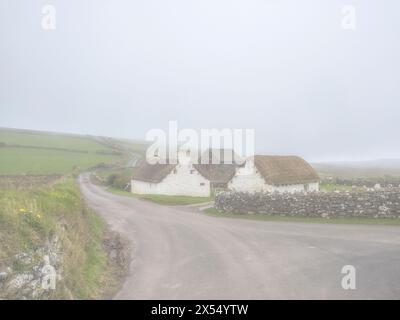 L'image est de chaume Manx Cottages dans le hameau de Cregneash au sud-est de l'île de Man. Les chalets sont souvent utilisés pour les téléviseurs d'époque Banque D'Images