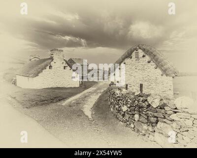 L'image est de chaume Manx Cottages dans le hameau de Cregneash au sud-est de l'île de Man. Les chalets sont souvent utilisés pour les téléviseurs d'époque Banque D'Images