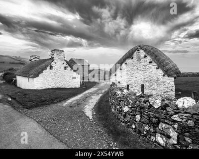 L'image est de chaume Manx Cottages dans le hameau de Cregneash au sud-est de l'île de Man. Les chalets sont souvent utilisés pour les téléviseurs d'époque Banque D'Images