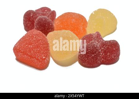 Des bonbons à la marmelade de différents goûts se trouvent dans un tas sur un fond blanc. Banque D'Images