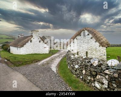 L'image est de chaume Manx Cottages dans le hameau de Cregneash au sud-est de l'île de Man. Les chalets sont souvent utilisés pour les téléviseurs d'époque Banque D'Images