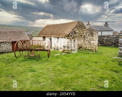 L'image est de chaume Manx Cottages dans le hameau de Cregneash au sud-est de l'île de Man. Les chalets sont souvent utilisés pour les téléviseurs d'époque Banque D'Images