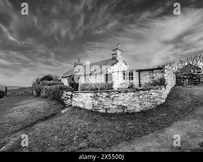 L'image est de chaume Manx Cottages dans le hameau de Cregneash au sud-est de l'île de Man. Les chalets sont souvent utilisés pour les téléviseurs d'époque Banque D'Images