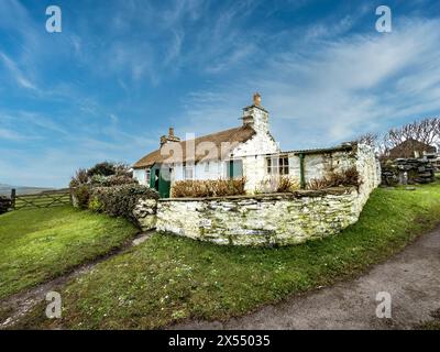 L'image est de chaume Manx Cottages dans le hameau de Cregneash au sud-est de l'île de Man. Les chalets sont souvent utilisés pour les téléviseurs d'époque Banque D'Images