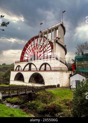 L'image est de la grande roue à eau de Laxey connue sous le nom d'Isabella dans le village de Laxey sur la côte est de l'île de Man Banque D'Images