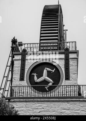 L'image est de la grande roue à eau de Laxey connue sous le nom d'Isabella dans le village de Laxey sur la côte est de l'île de Man Banque D'Images