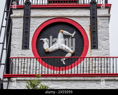 L'image est de la grande roue à eau de Laxey connue sous le nom d'Isabella dans le village de Laxey sur la côte est de l'île de Man Banque D'Images