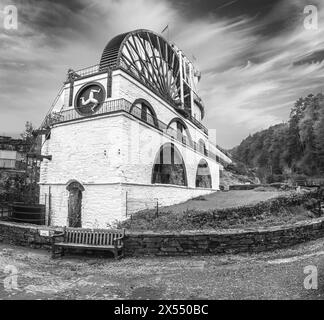 L'image est de la grande roue à eau de Laxey connue sous le nom d'Isabella dans le village de Laxey sur la côte est de l'île de Man Banque D'Images