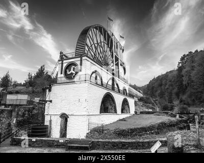 L'image est de la grande roue à eau de Laxey connue sous le nom d'Isabella dans le village de Laxey sur la côte est de l'île de Man Banque D'Images