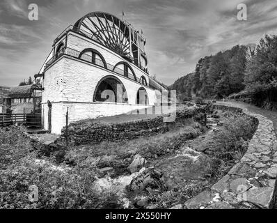 L'image est de la grande roue à eau de Laxey connue sous le nom d'Isabella dans le village de Laxey sur la côte est de l'île de Man Banque D'Images