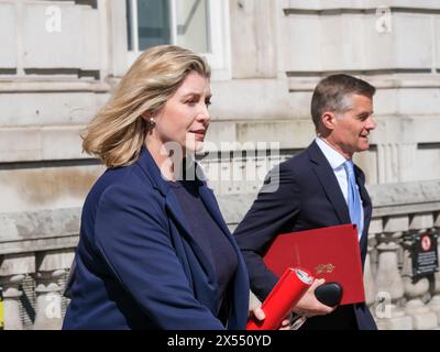 Londres, Royaume-Uni, 7 mai 2024. Penny Mordaunt(G), leader de la Chambre des communes, et Mark Harper(d) secrétaire d'État aux Transports quittent le bureau du Cabinet après la réunion hebdomadaire du ministre. Crédit : onzième heure photographie/Alamy Live News Banque D'Images