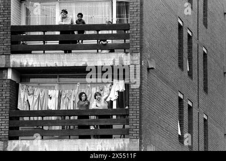 New Cross, Londres, Angleterre 13 août 1977. Un Front national soutenant la famille acclament et manifestent leur soutien depuis le balcon de leur appartement de la tour, tandis que leur voisin à l'étage et leurs deux enfants ne sont pas si extatiques. UK 1970S UK HOMER SYKES Banque D'Images