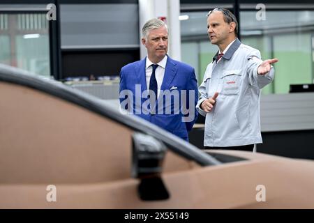 Roi Philippe - Filip de Belgique et Gerald Killmann, VP R&d TME photographiés lors d’une visite royale au centre technique Toyota, à Zaventem, mardi 07 mai 2024. Ce centre abrite les services de recherche et développement, d'achat et de fabrication, de conception et d'ingénierie de Toyota Motor Europe, y compris une piste d'essai de pointe inaugurée en 2011. Ce centre est, entre autres, chargé de renforcer la position du constructeur automobile japonais dans le domaine de l’hydrogène vert et la durabilité de ses modèles européens. Cette visite s’inscrit dans le cadre du 60e anniversaire du Belg Banque D'Images