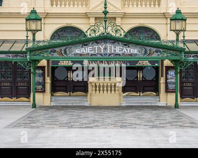 Cette image de scène de rue sur la promenade de Douglas est de la façade et de l'entrée du théâtre Gaiety Banque D'Images