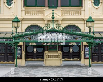 Cette image de scène de rue sur la promenade de Douglas est de la façade et de l'entrée du théâtre Gaiety Banque D'Images