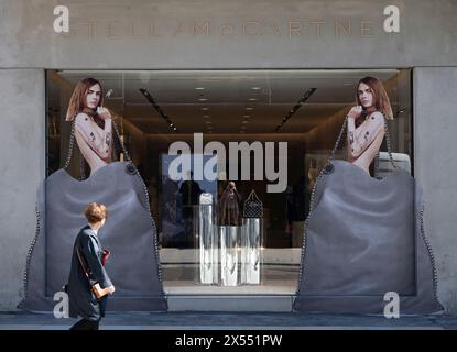 Bond Street, Londres, Royaume-Uni. 7 mai 2024. Les piétons et les acheteurs apprécient le temps chaud dans le quartier de Mayfair à Londres. Crédit : Malcolm Park/Alamy Live News Banque D'Images