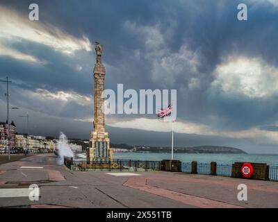 Cette image de scène de rue sur la promenade Douglas est du monument commémoratif de guerre Banque D'Images