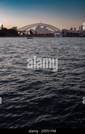 Pont du port de Sydney encadrant l'Opéra de Sydney au coucher du soleil, vu de Mrs Macquarie's point Banque D'Images