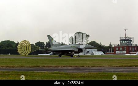 A n RAF, Eurofighter Typhoon FGR.4 déploiement d'un parachute de freinage, après l'atterrissage, lors de la foire aérienne internationale de Biggin Hill 2010 Banque D'Images