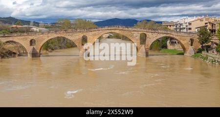 Grand pont roman de Puente la Reina, Navarre, Espagne Banque D'Images