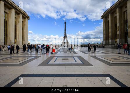 Paris, France. 06 mai 2024. Les touristes se tiennent devant la Tour Eiffel. Les Jeux Olympiques et Paralympiques ont lieu en France en été. Crédit : Robert Michael/dpa/Alamy Live News Banque D'Images