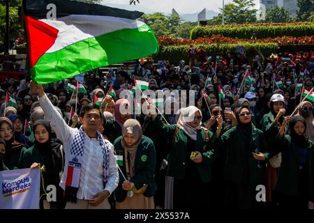 Bandung, Java occidental, Indonésie. 7 mai 2024. Les étudiants manifestants pro-palestiniens se rassemblent pour manifester leur solidarité avec les Palestiniens, exigeant la fin des attaques israéliennes et du génocide contre Gaza à Bandung. (Crédit image : © Algi Febri Sugita/ZUMA Press Wire) USAGE ÉDITORIAL SEULEMENT! Non destiné à UN USAGE commercial ! Banque D'Images