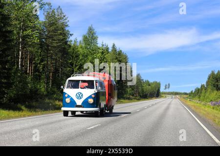 Volkswagen type 2 (T1) le fourgon transporter avec pare-brise fendu tire une vieille caravane sur l'autoroute par une belle journée d'été. Finlande centrale, 9 juillet 2017. Banque D'Images