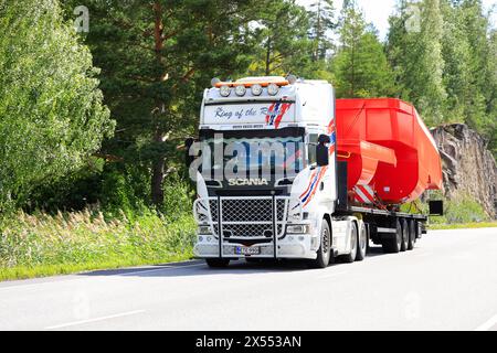 Le camion Scania R580 personnalisé transporte des bennes basculantes de tombereaux miniers sur une remorque à plateau comme charge exceptionnelle. Salo, Finlande. 9 août 2023. Banque D'Images