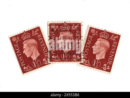 Montage de timbres-poste d'une pence et demie du roi George VI de Grande-Bretagne sur fond blanc. Banque D'Images