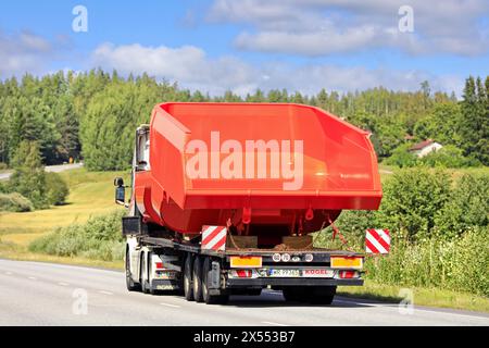 Le camion Scania R580 transporte des bennes basculantes de camion minier sur une remorque à plateau Koegel comme charge exceptionnelle, vue arrière. Salo, Finlande. 9 août 2023. Banque D'Images