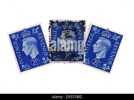 Montage de timbres-poste de deux pence et demie du roi George VI de Grande-Bretagne sur fond blanc. Banque D'Images