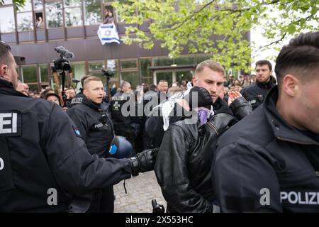 Berlin, Allemagne. 07 mai 2024. Les policiers expulsent les manifestants à l'extérieur du camp lors d'une manifestation pro-palestinienne du groupe "Student Coalition Berlin" dans la cour du théâtre de Freie Universität Berlin. Les participants ont occupé la place avec des tentes mardi matin. Crédit : Sebastian Christoph Gollnow/dpa/Alamy Live News Banque D'Images