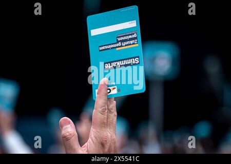 36. Bundesparteitag der CDU Deutschland 2024 Symbolbild Stimmkarte beim 36. Bundesparteitag der CDU Deutschland Berlin Berlin Deutschland *** 36 Conférence fédérale du Parti de la CDU Allemagne 2024 image symbolique carte de vote à la Conférence fédérale du Parti de la CDU Allemagne Berlin Berlin Allemagne 36 Banque D'Images